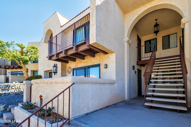 view of exterior entry featuring stucco siding