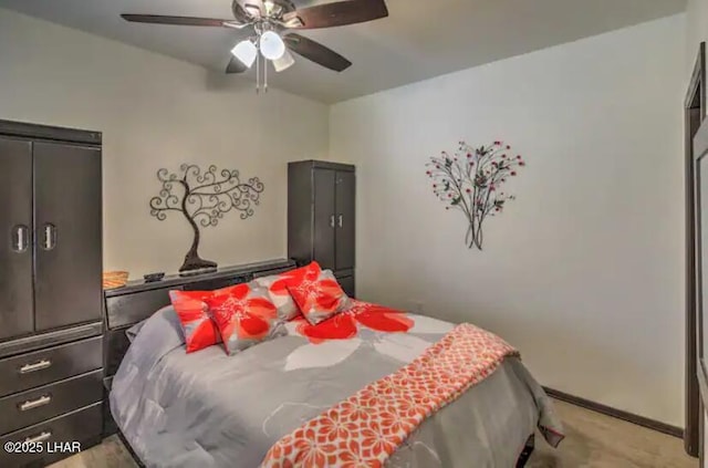 bedroom with ceiling fan and baseboards
