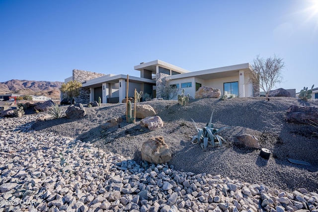 view of front of property featuring a mountain view