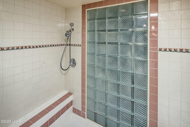 bathroom featuring a tile shower