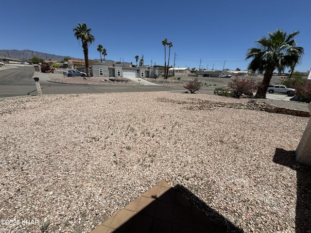 view of yard featuring a mountain view