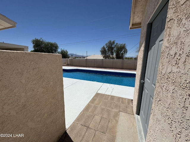 view of swimming pool