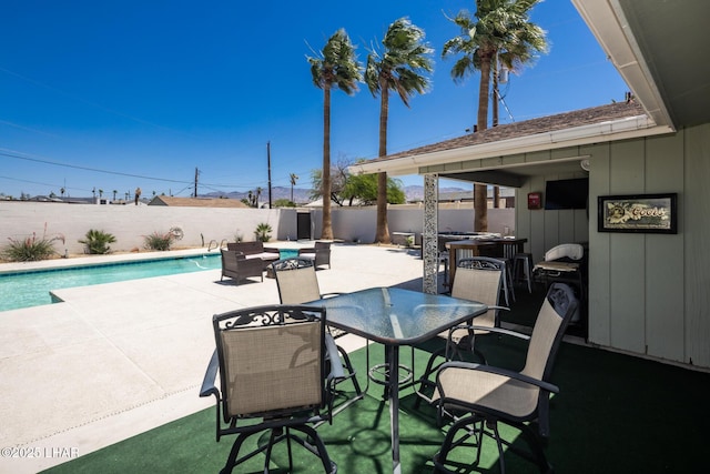 2593 Tradewind Dr, Lake Havasu City, AZ 86403 - fenced backyard featuring a patio and outdoor dining space
