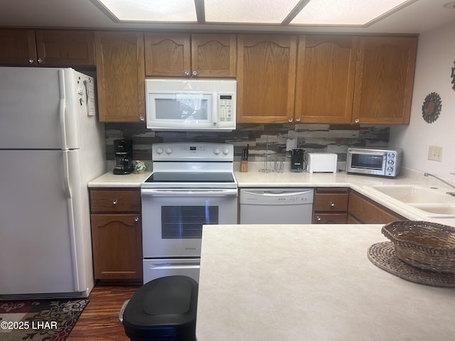 2085 Mesquite Ave Unit 76, Lake Havasu City, AZ 86403 - kitchen featuring white appliances, a sink, light countertops, tasteful backsplash, and dark wood finished floors