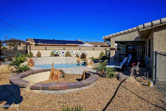 view of yard featuring ceiling fan, a fenced in pool, and a patio area