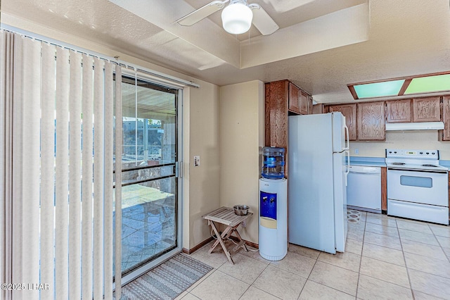 kitchen with light tile patterned floors, white appliances, a textured ceiling, and ceiling fan