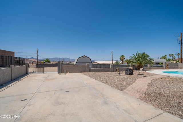 913 Thunderbolt Ave, Lake Havasu City, AZ 86406 - view of yard with a gate and a mountain view
