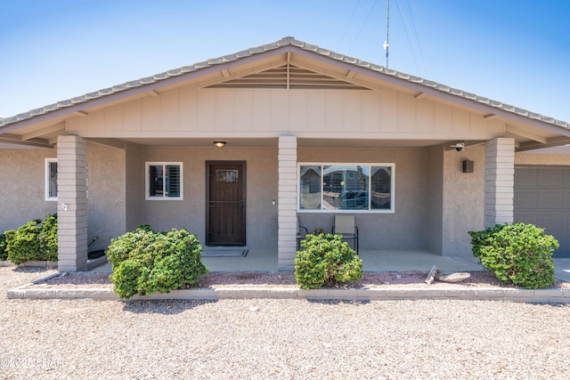 913 Thunderbolt Ave, Lake Havasu City, AZ 86406 - view of front facade with stucco siding and a garage