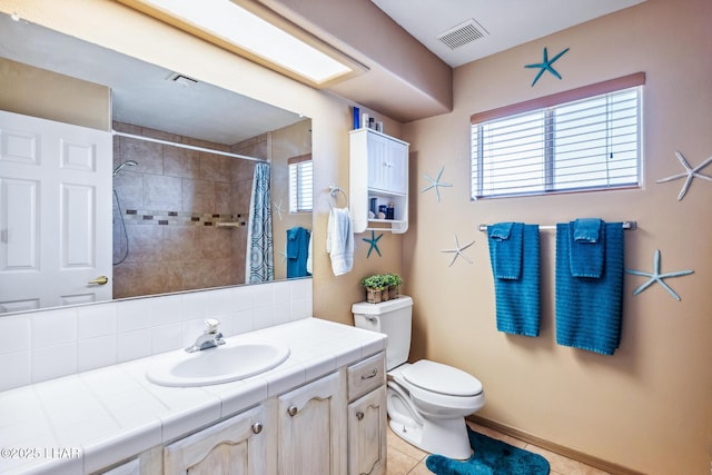 full bathroom featuring tile patterned flooring, vanity, toilet, a shower with curtain, and visible vents