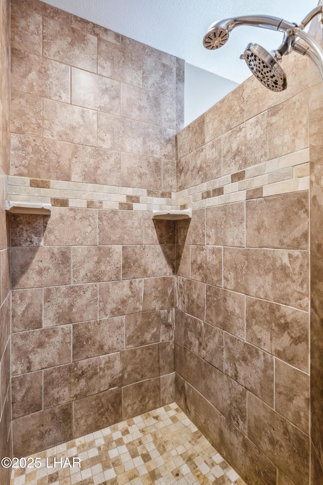 bathroom featuring a tile shower