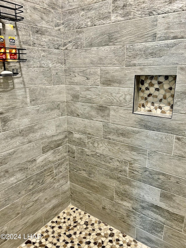 bathroom featuring a tile shower