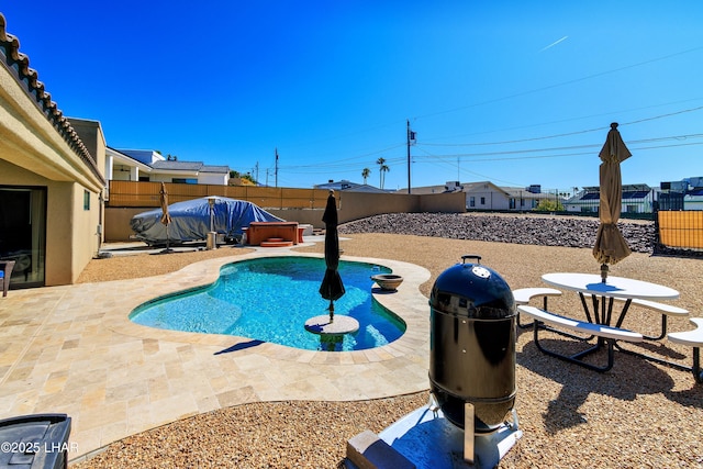 2930 Poseidon Ln, Lake Havasu City, AZ 86404 - view of swimming pool featuring a patio area and a fenced backyard