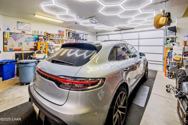 2930 Poseidon Ln, Lake Havasu City, AZ 86404 - garage with a garage door opener