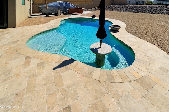 2930 Poseidon Ln, Lake Havasu City, AZ 86404 - view of swimming pool featuring a patio area, a hot tub, and fence