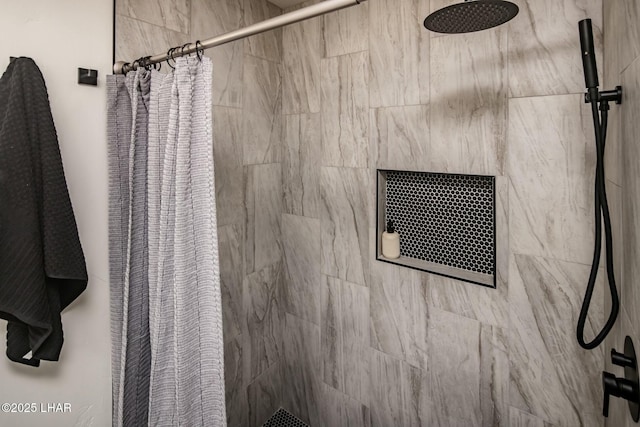 bathroom featuring a tile shower