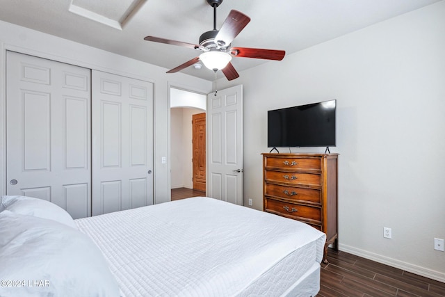2555 Avalon Ln, Lake Havasu City, AZ 86404 - bedroom with baseboards, dark wood-type flooring, arched walkways, a closet, and a ceiling fan