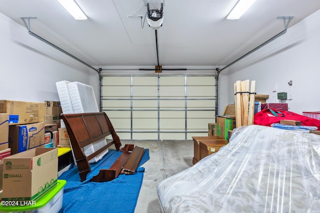 2555 Avalon Ln, Lake Havasu City, AZ 86404 - garage featuring a garage door opener