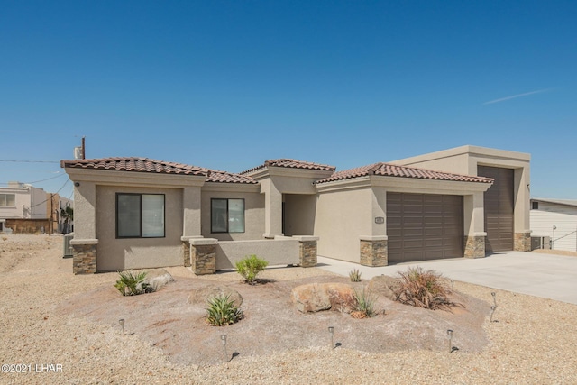 view of front of home featuring cooling unit and a garage