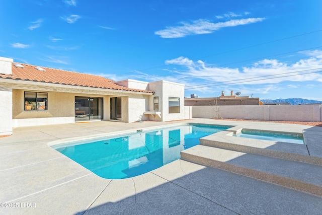 1921 Burgundy Ln, Lake Havasu City, AZ 86404 - view of swimming pool featuring a patio area, a pool with connected hot tub, and fence