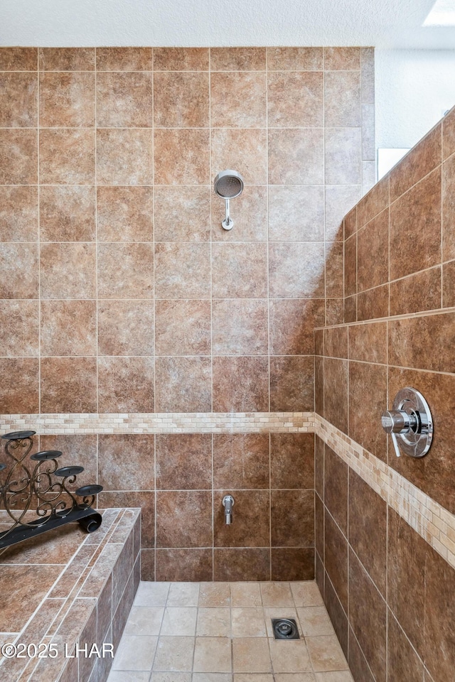1921 Burgundy Ln, Lake Havasu City, AZ 86404 - bathroom featuring tiled shower