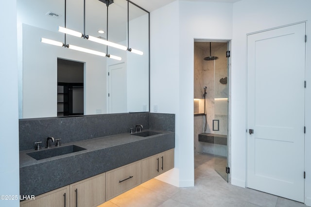 full bathroom featuring a sink, visible vents, tasteful backsplash, and a stall shower