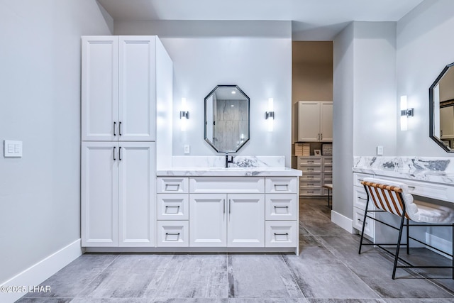 816 Isola Bella Loop, Lake Havasu City, AZ 86403 - bathroom featuring two vanities and a closet