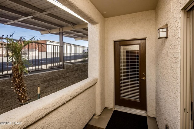 property entrance featuring a balcony