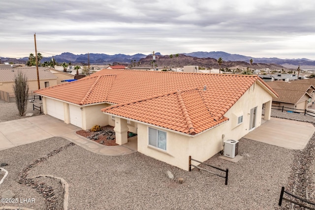 drone / aerial view featuring a mountain view