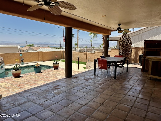 875 Wallingford Pl, Lake Havasu City, AZ 86406 - fenced backyard with a ceiling fan, outdoor dining space, and a patio