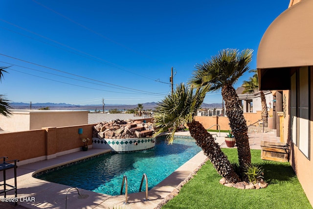 875 Wallingford Pl, Lake Havasu City, AZ 86406 - view of pool with a mountain view and a fenced backyard