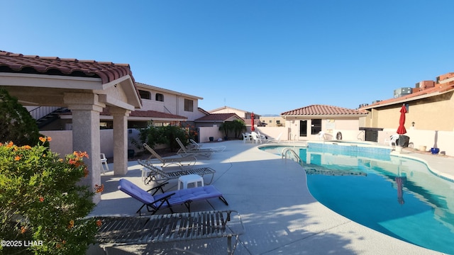 2095 Mesquite Ave Unit 27, Lake Havasu City, AZ 86403 - community pool with a patio area, a residential view, and a community hot tub