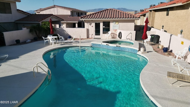 2095 Mesquite Ave Unit 27, Lake Havasu City, AZ 86403 - view of pool featuring an in-ground hot tub, a fenced backyard, and a patio