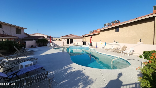 2095 Mesquite Ave Unit 27, Lake Havasu City, AZ 86403 - community pool featuring a patio area and a residential view