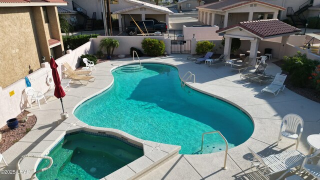 2095 Mesquite Ave Unit 27, Lake Havasu City, AZ 86403 - community pool with an in-ground hot tub, a patio, a gate, and a residential view