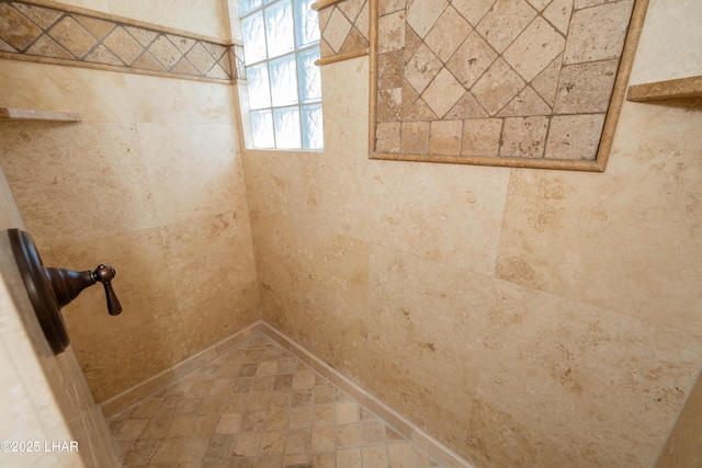 bathroom featuring a tile shower