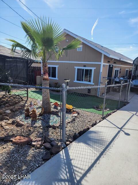 view of front of home with a fenced front yard