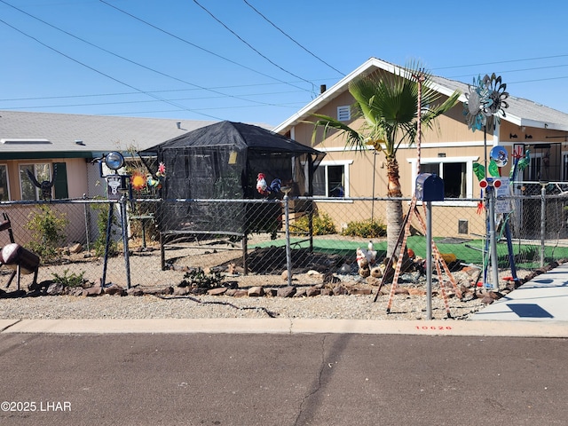 view of front of property featuring a fenced front yard