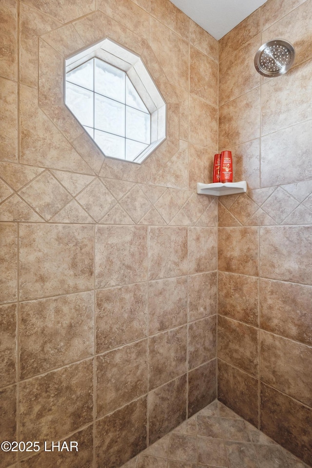 bathroom featuring a tile shower