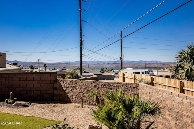 view of yard featuring a mountain view