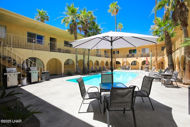 2100 Swanson Ave Unit 209, Lake Havasu City, AZ 86403 - community pool with grilling area, stairway, and a patio area