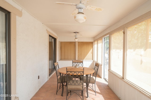 sunroom with ceiling fan