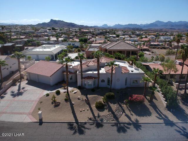 birds eye view of property featuring a mountain view