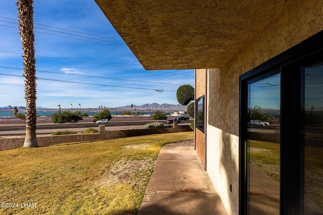 view of yard featuring a mountain view