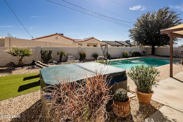 view of swimming pool featuring a jacuzzi