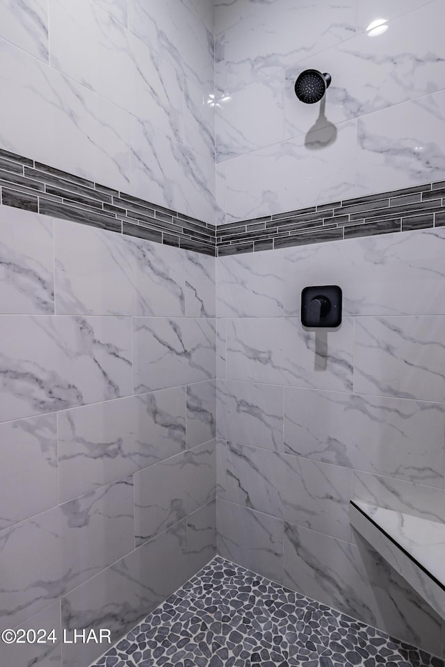 bathroom featuring a tile shower