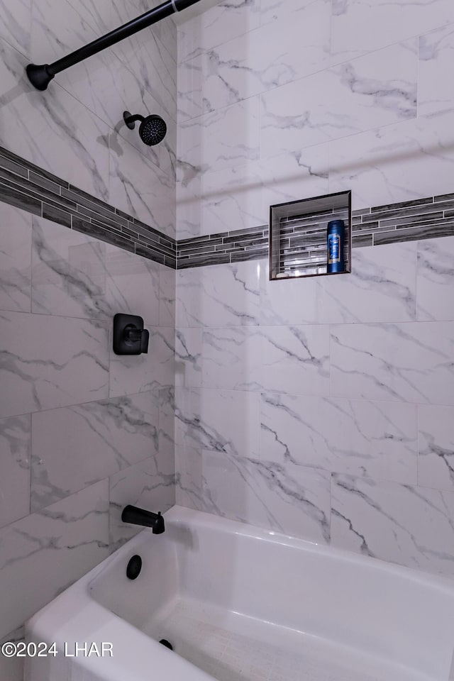 bathroom with tiled shower / bath combo