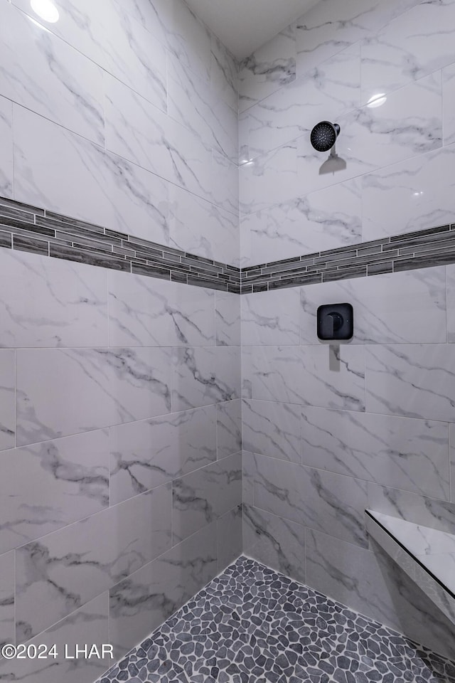 bathroom featuring tiled shower