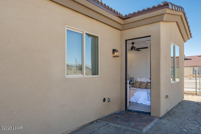 doorway to property with ceiling fan