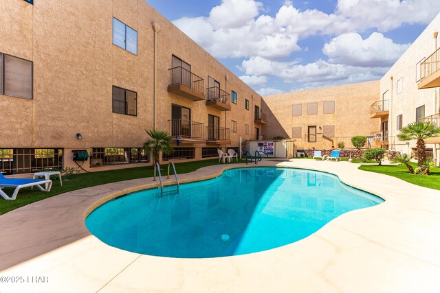 2094 Mesquite Ave Unit 113, Lake Havasu City, AZ 86403 - community pool with a patio area