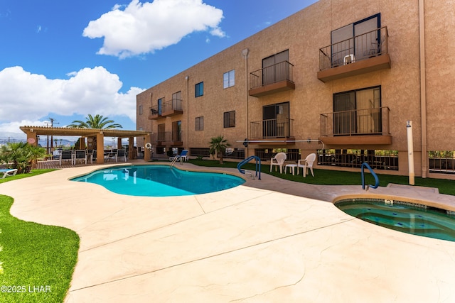 2094 Mesquite Ave Unit 113, Lake Havasu City, AZ 86403 - community pool featuring a hot tub and a patio
